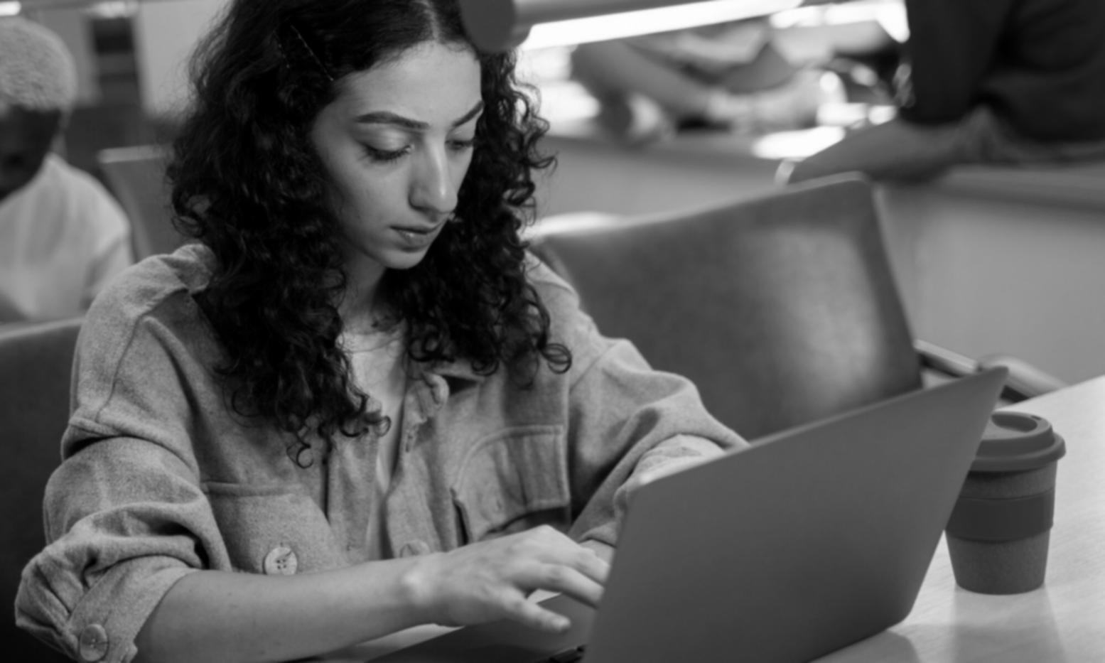 Finanzteam bei der Arbeit an strategischen Analysen